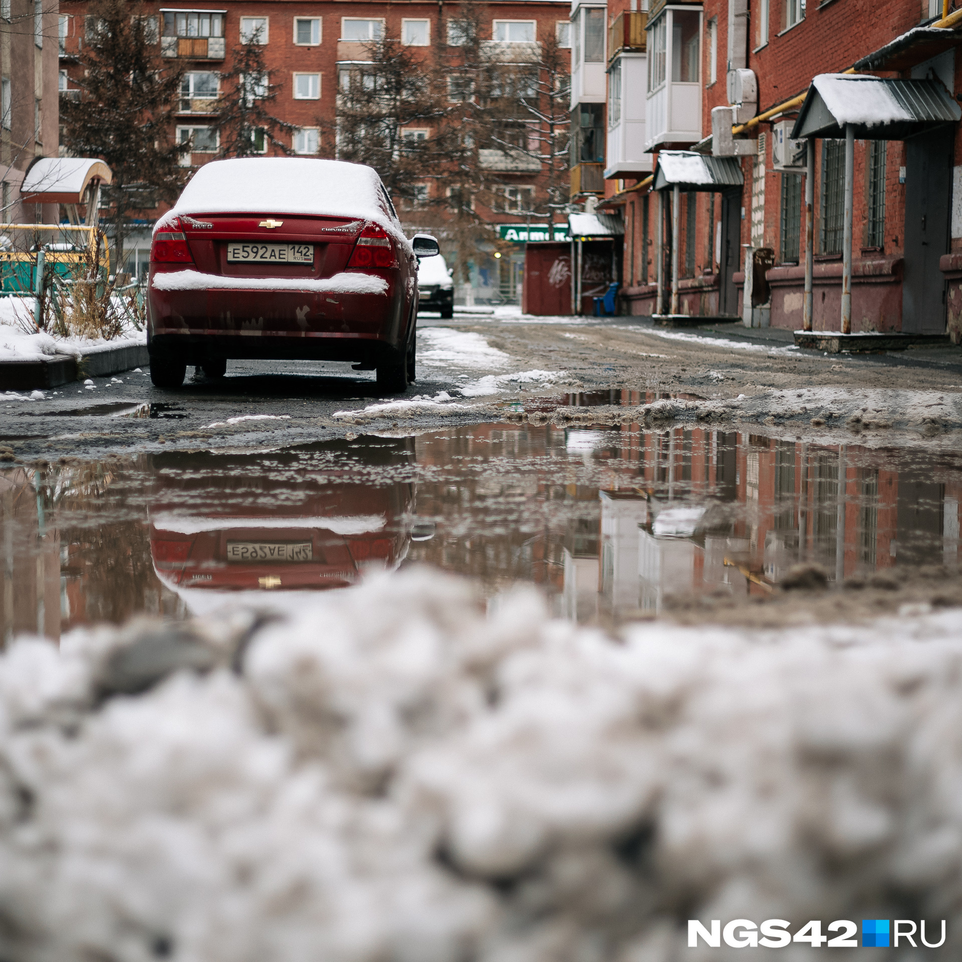 Снег на улице. Кемерово улица снег. Занесло снегом. Почему на улице снег