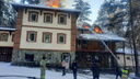 10 человек эвакуировали из горящей базы отдыха на Алтае