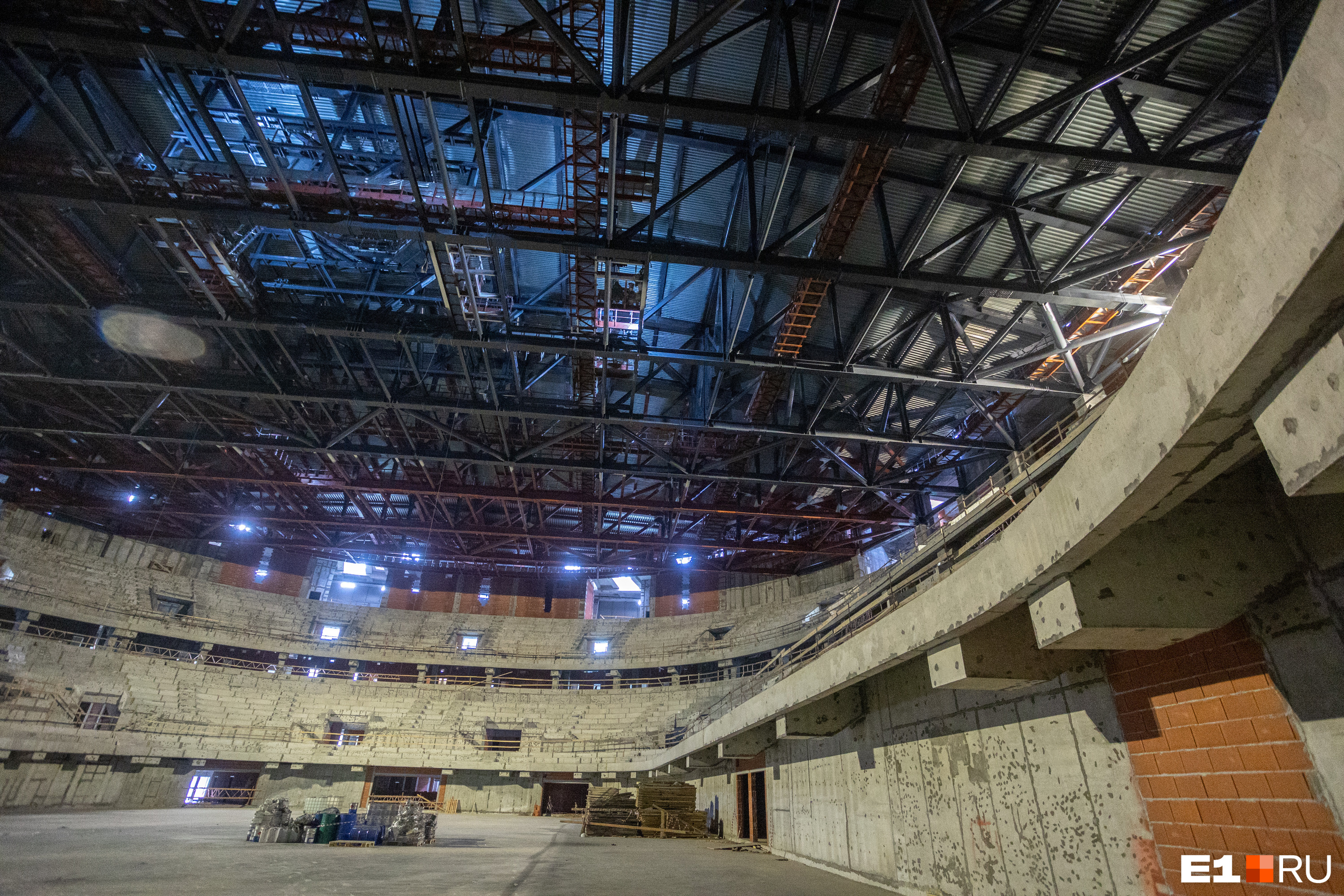 Свет под крышей — это фонарики рабочих, которые сейчас покрывают конструкции защитными материалами