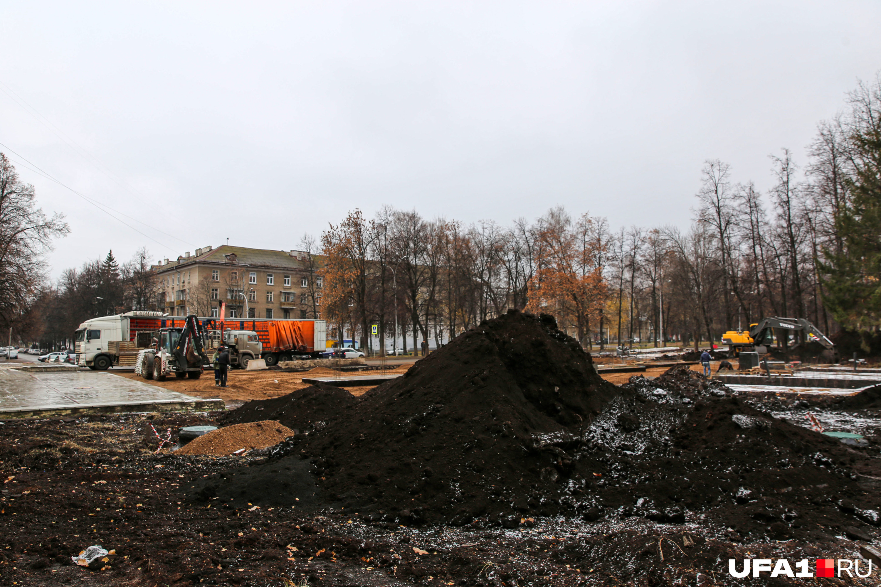 В парке красуются горы земли