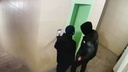 «Распылили в глаза баллончик»: трое новосибирцев напали на женщину в квартире и ограбили ее