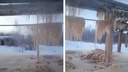В Архангельске труба отопления покрылась ледяными сталактитами из-за течи