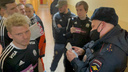 Не хотел уходить и просил болельщиков запустить волну: полиция объяснила, за что в Новосибирске задержали футболиста