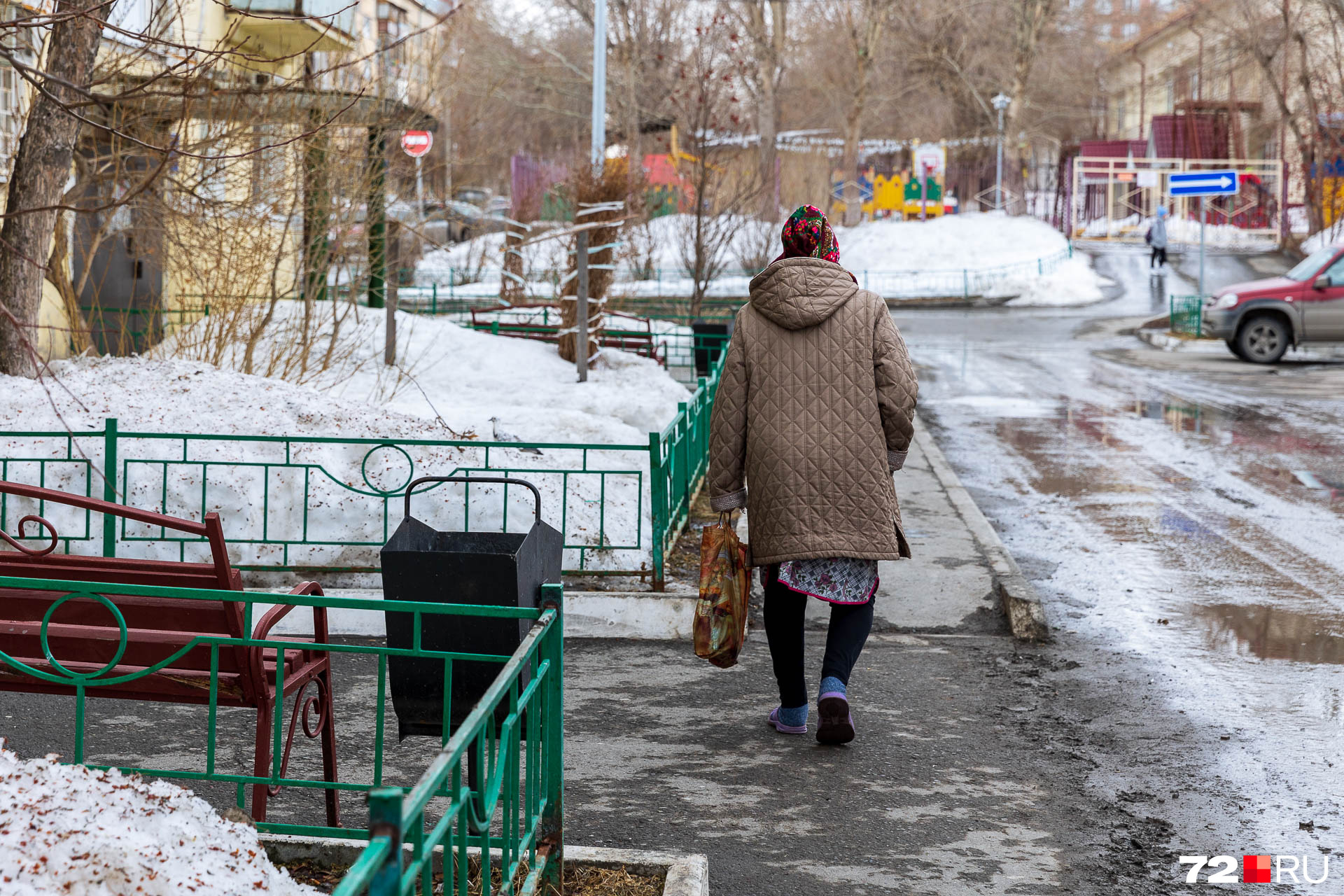 Местные живут здесь по 20–30–40 лет и везде чувствуют себя как дома. Женщину в халате и тапочках вполне можно встретить на улице. Обычно такое бывает в деревнях Местные живут здесь по 20–30–40 лет и везде чувствуют себя как дома. Женщину в халате и тапочках вполне можно встретить на улице. Обычно такое бывает в деревнях