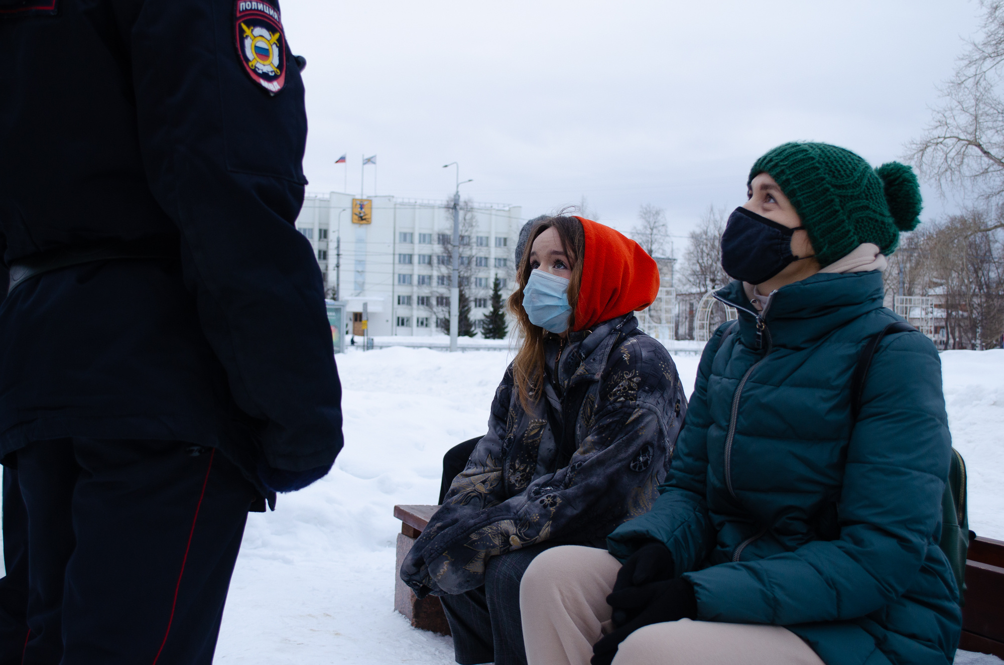 На площади собрались люди разного возраста На площади собрались люди разного возраста