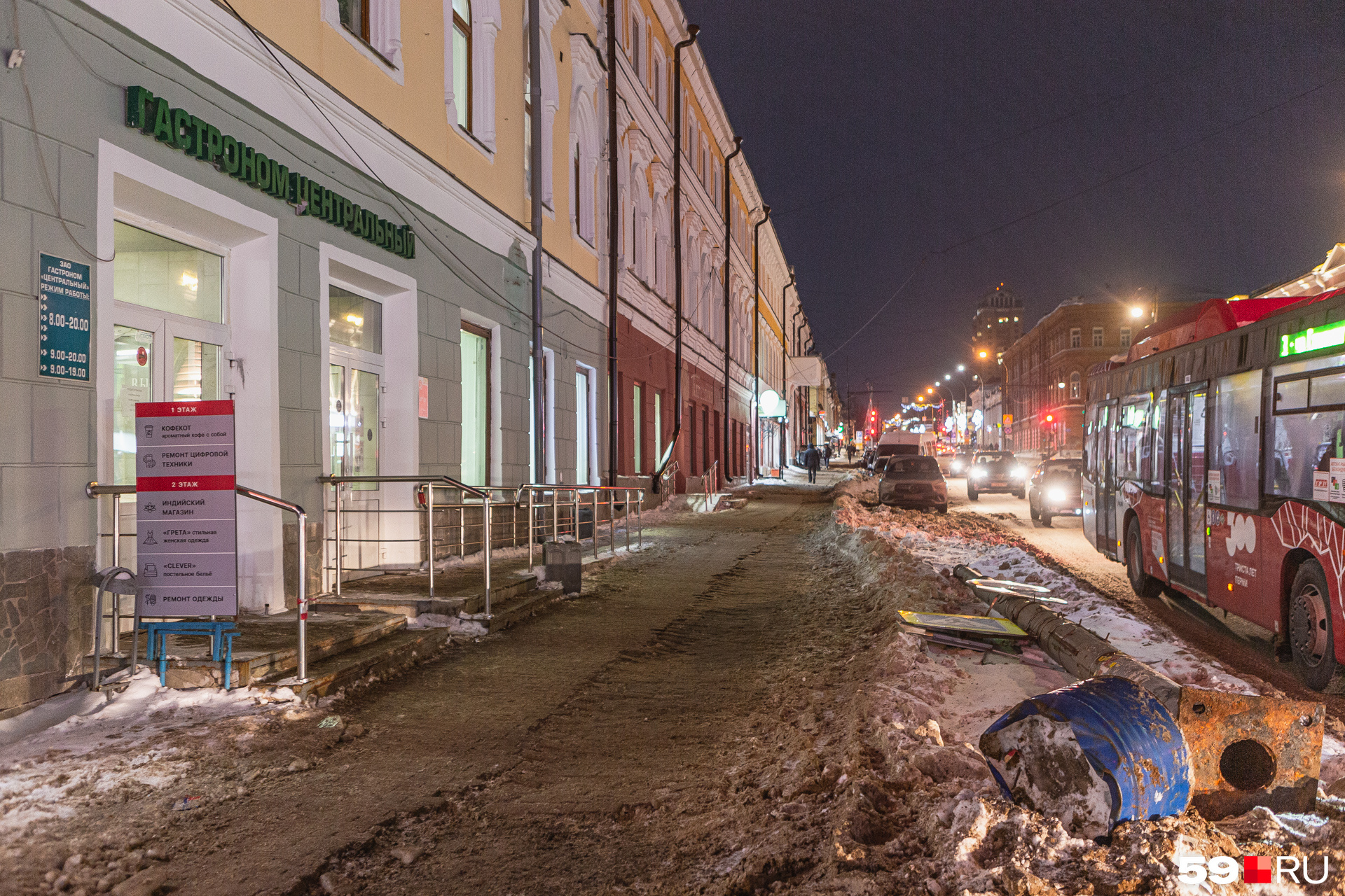 На улице Ленина еще и что-то случилось со знаком пешеходного перехода. Но, возможно, его уже убрали