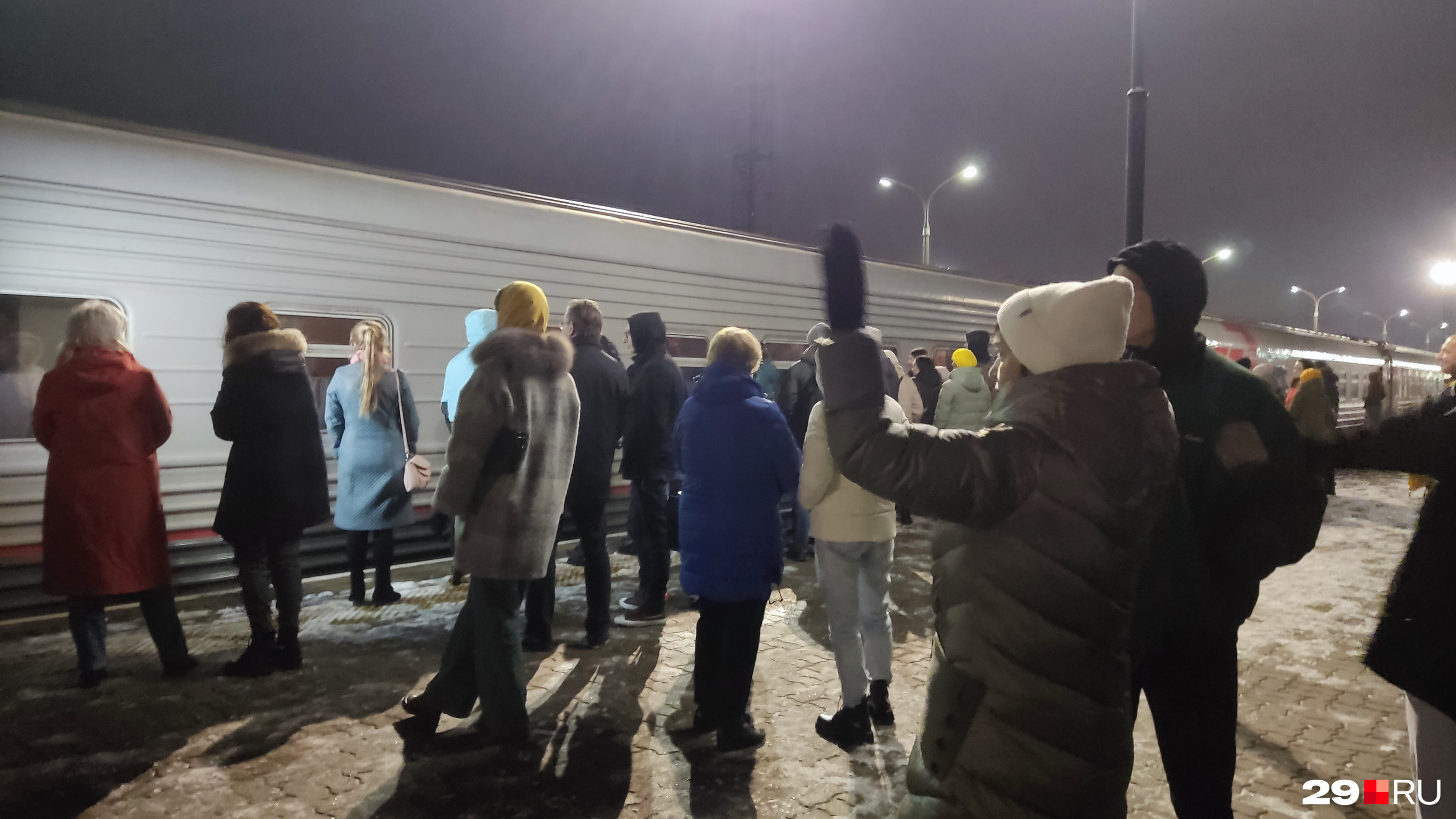 Провожающих на перроне не меньше, чем самих медиков Провожающих на перроне не меньше, чем самих медиков