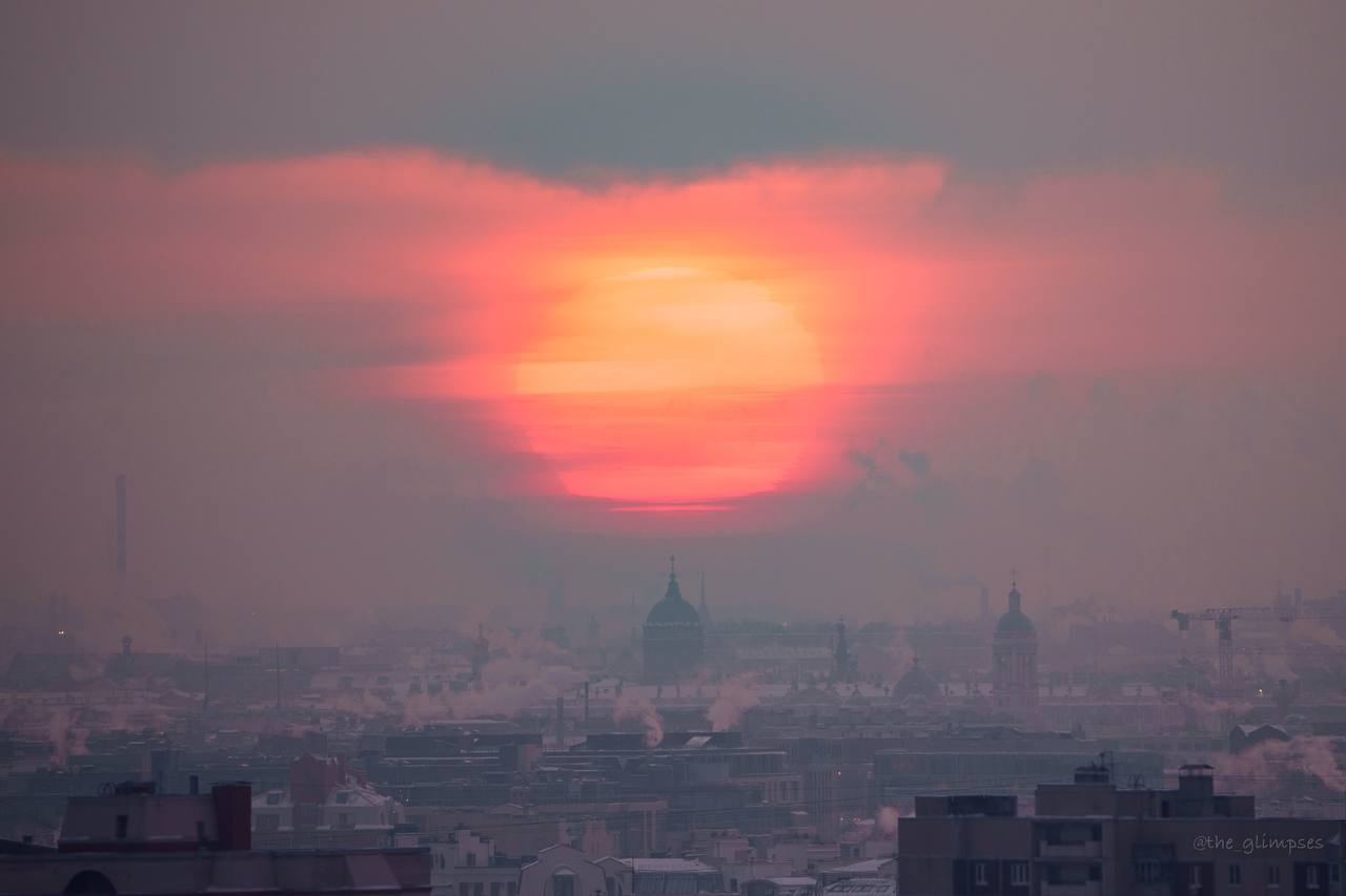 Этот розовый шар в небе что-то напоминает. Погода в Петербурге сделала маленькое, но приятное исключение