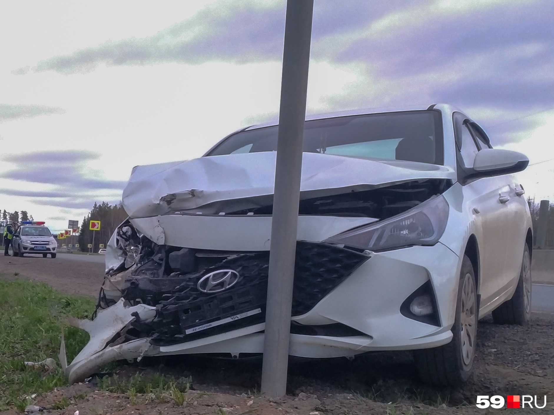 Hyundai Solaris после столкновения с ВАЗом врезался в столб