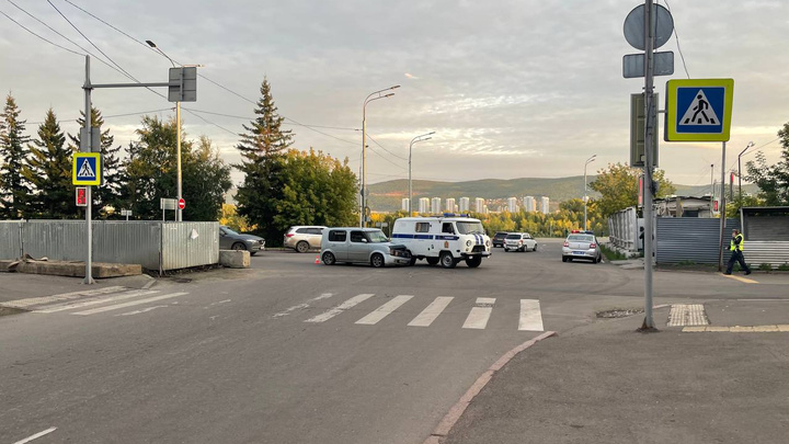 На набережной Красноярска полицейский автомобиль попал в аварию с «Ниссаном»