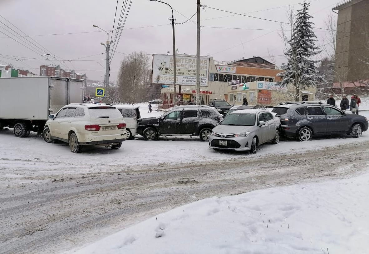 Машина ГИБДД стала одним из участников ДТП с 12 авто в Иркутске