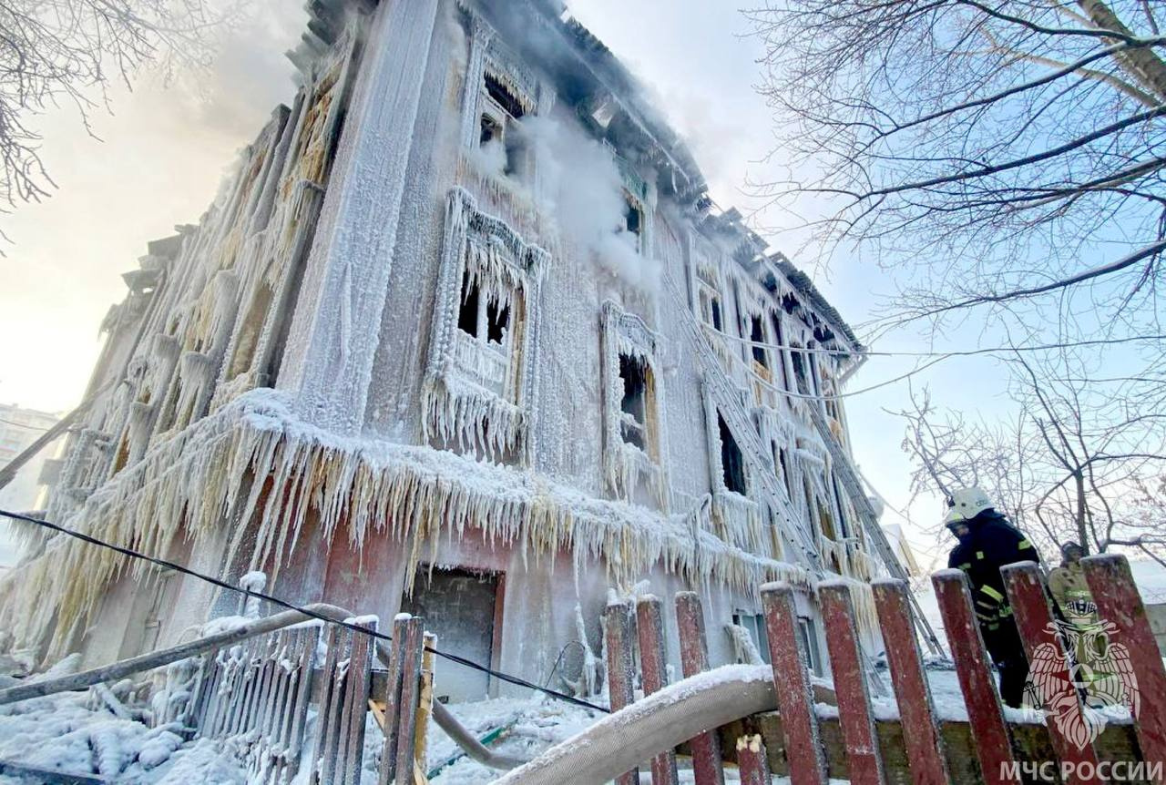 В Уфе пожарные тушили горящее здание в мороз -37 градусов, 12 января 2023  год - 12 января 2023 - ФОНТАНКА.ру