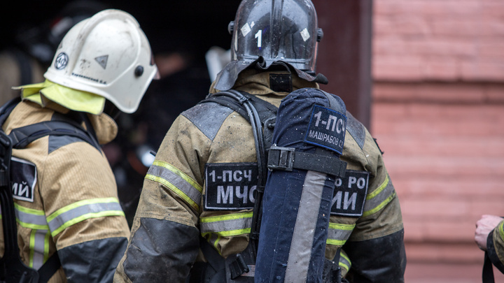 Соседи успели вывести из горящего дома семью пенсионеров в Забайкалье