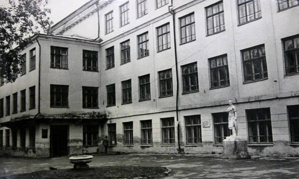 Наталья Рупинская окончила 2<nobr class="_">1-ю</nobr> школу в начале 7<nobr class="_">0-х</nobr> годов, и тогда это здание выглядело вот так, смотрите
