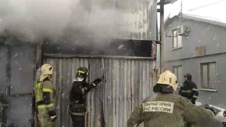 Под Краснодаром 69 спасателей тушили пожар на складе