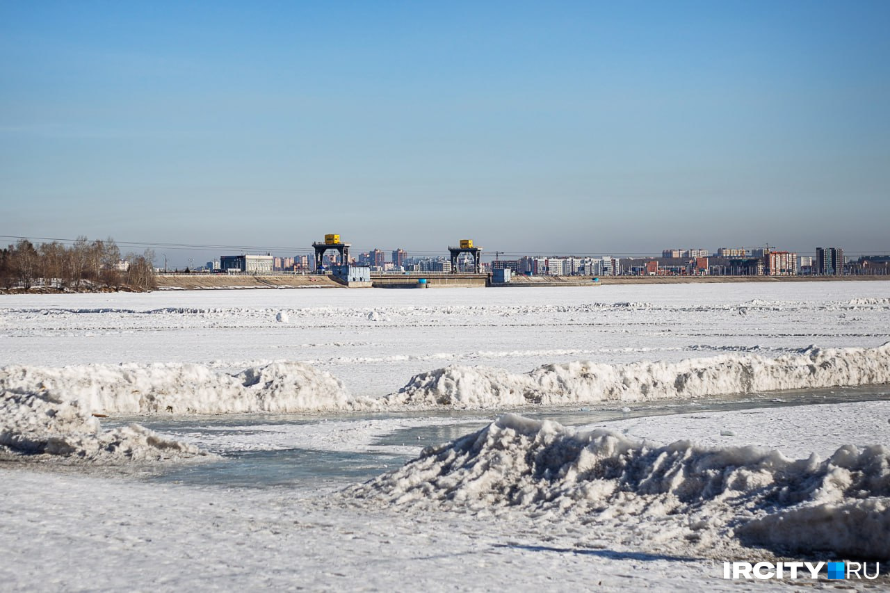 Иркутянка провалилась под лед, когда гуляла рядом с плотиной ГЭС