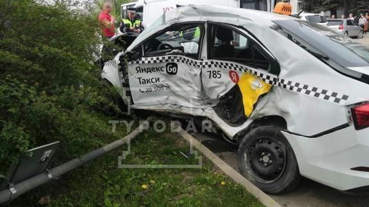 В Краснодаре на улице Атарбекова «Мерседес» врезался в машину такси, есть пострадавший