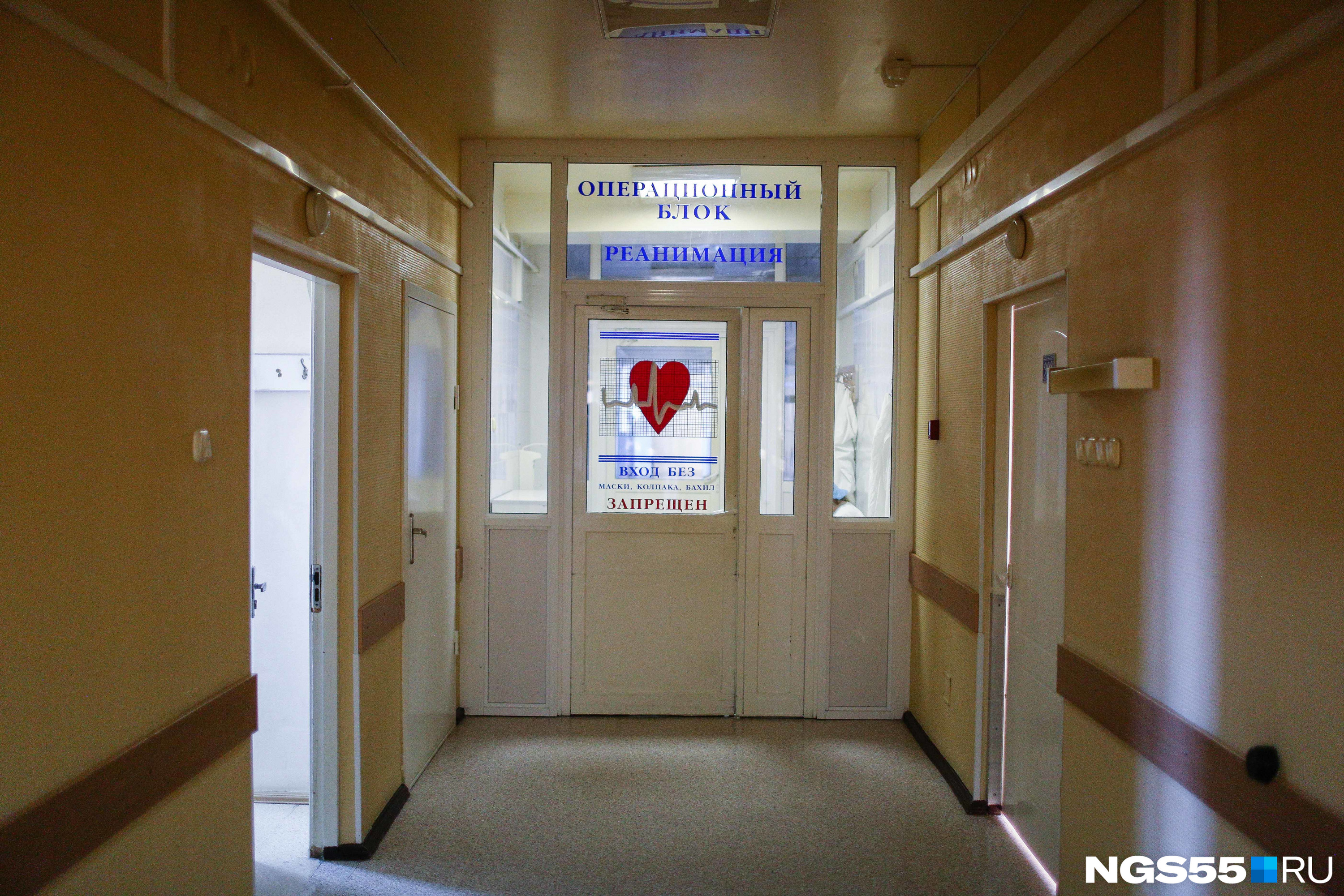 За этими дверьми врачи отделения кардиохирургии спасают жизни людей