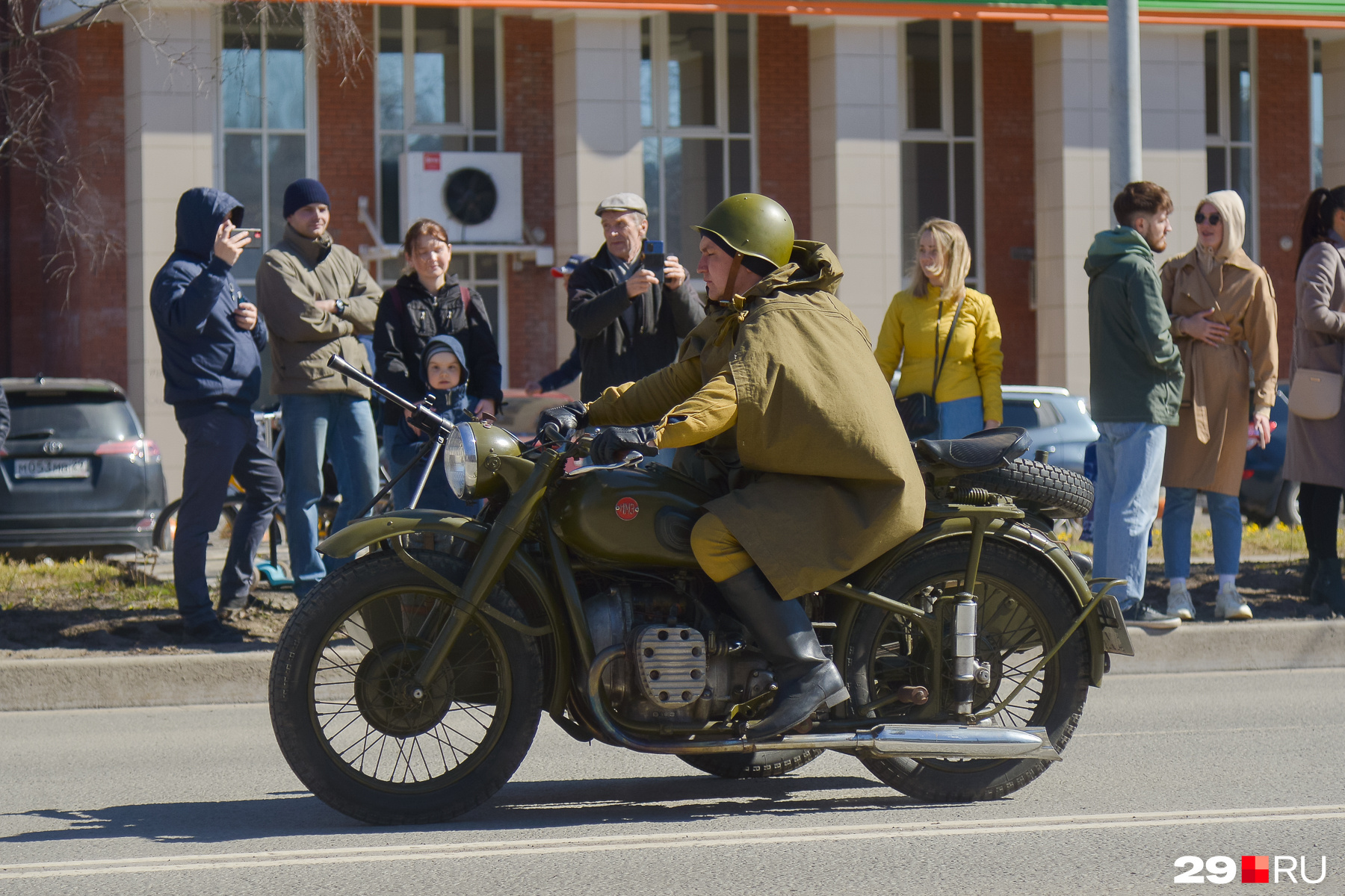 Среди техники — в том числе советский тяжелый мотоцикл М-72