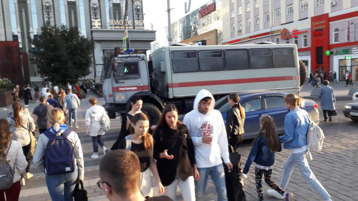 В центре Екатеринбурга заметили толпу полицейских и росгвардейцев