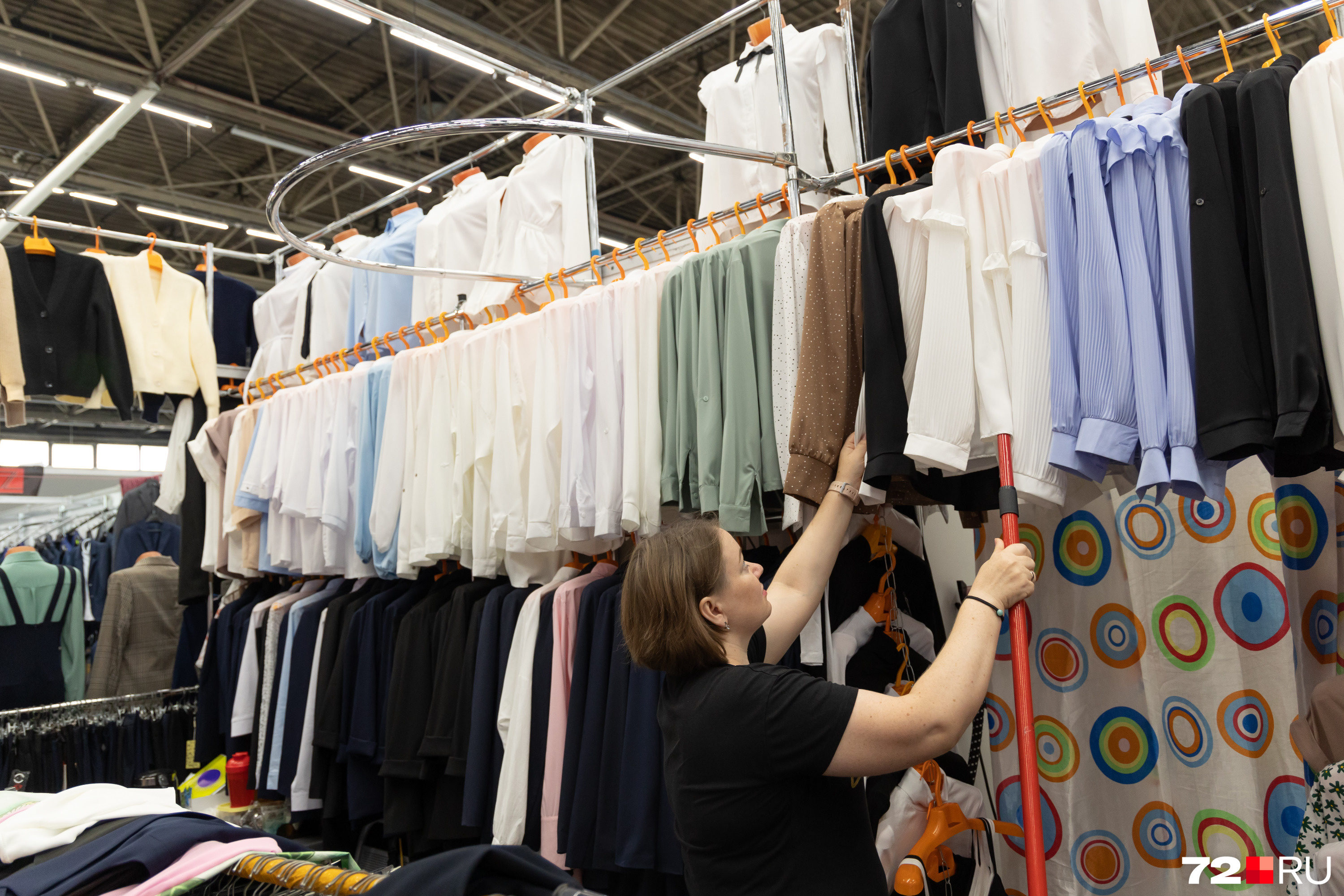 Женские блузы и рубашки — от 900 до 2200 рублей и выше. Всё зависит от фасона, размера