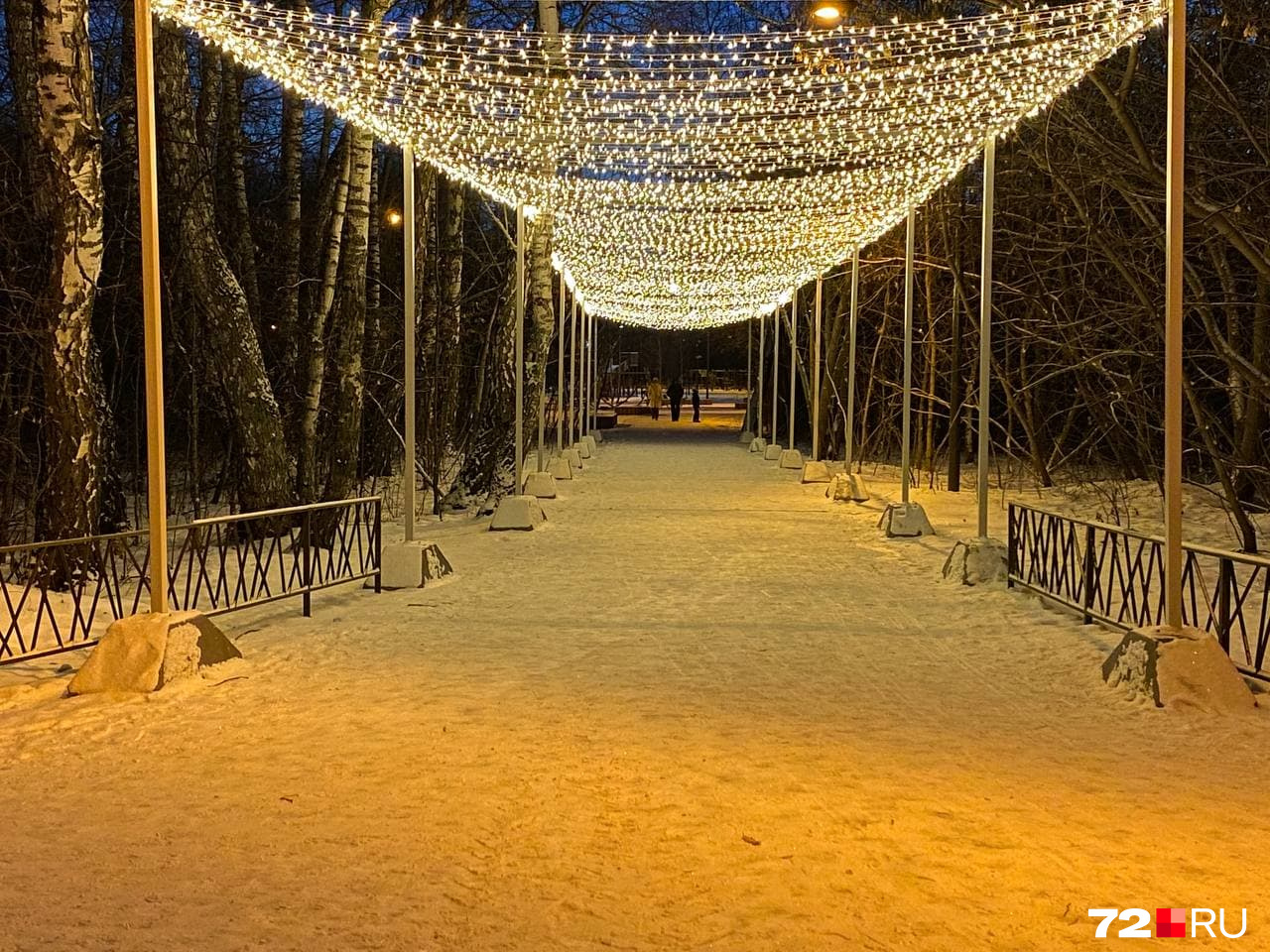 Недалеко от катка есть так называемое «звездное небо» декабря. 40 метров светового полога озаряют путь от улицы Барнаульской до центральной детской площадки и горок. Тут здорово делать памятные снимки
