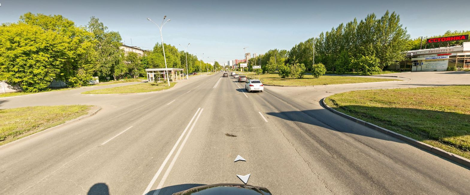На улице Таватуйской широкие газоны с молодыми деревьями. Автомойка там тоже есть