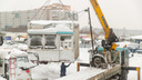 В Новосибирске начали вывозить контейнеры от бывшей барахолки — 10 фото, как это было