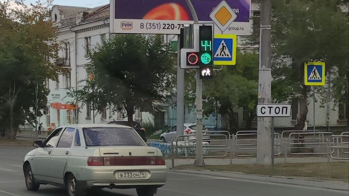 В центре Челябинска появились светофоры с лунными секциями. Объясняем, что значат их сигналы