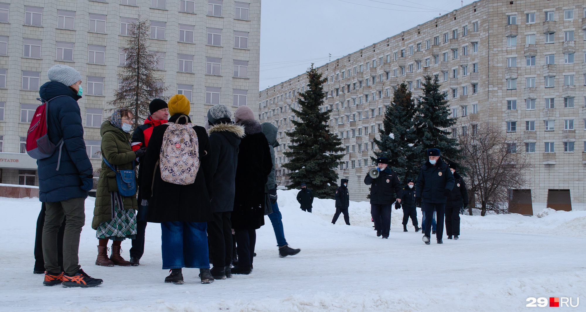 Полицейские требовали присутствующих разойтись Полицейские требовали присутствующих разойтись