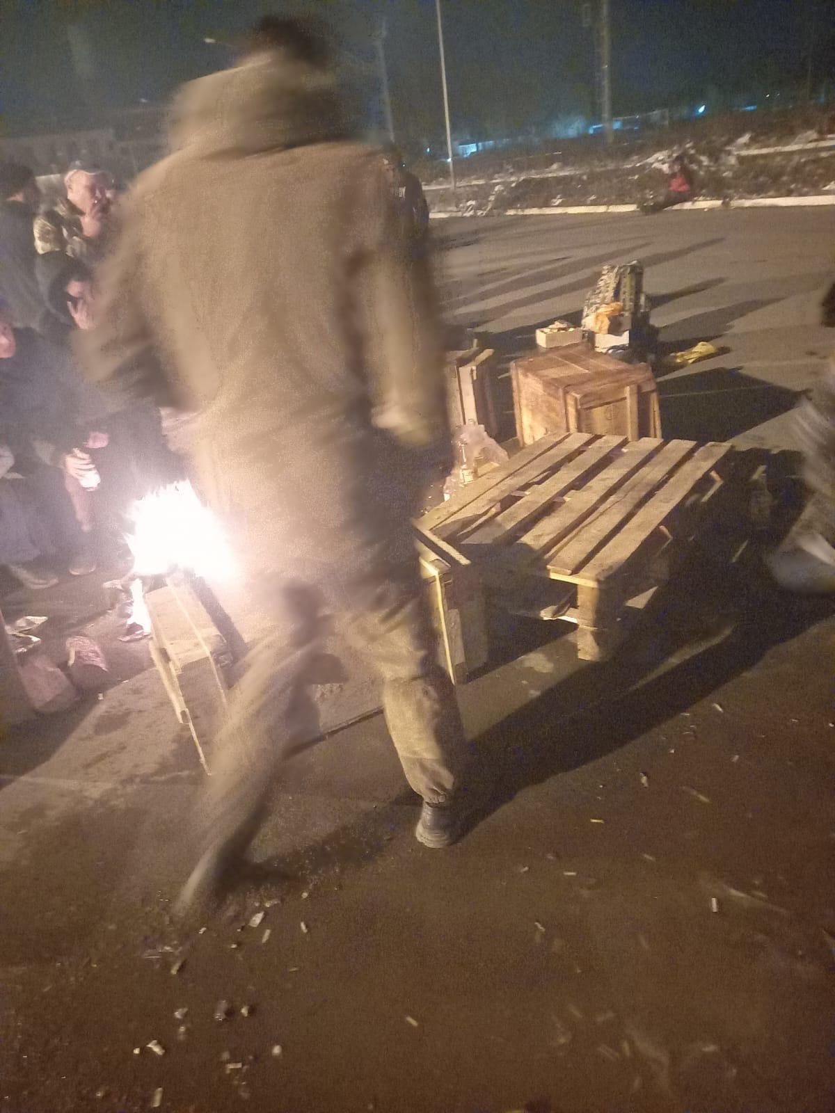 Призывники из Первоуральска сфотографировали, как жгут деревянные ящики, чтобы согреться