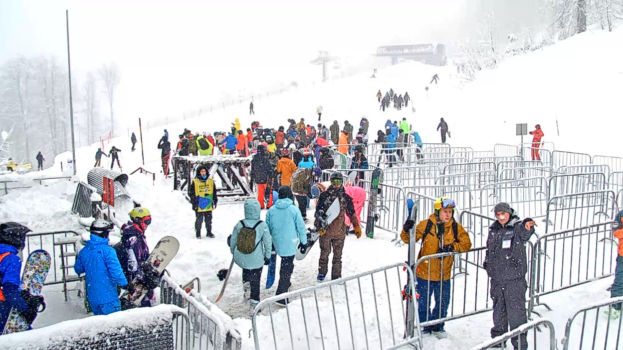 Разверзлись хляби небесные: в горах Сочи идет мощный снегопад, выпало 40 мм осадков