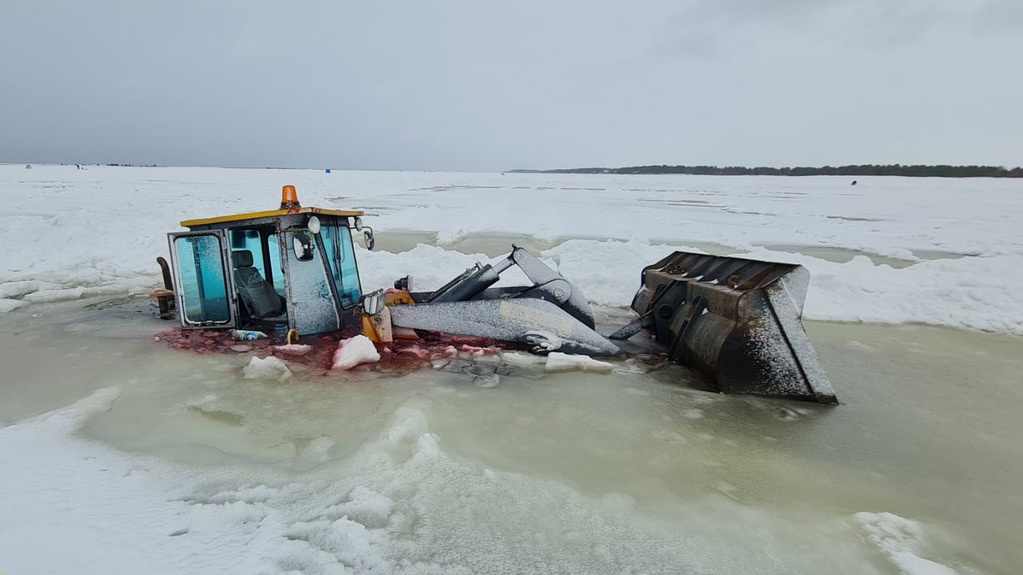 В Северодвинске утонул трактор — это произошло на берегу Белого моря