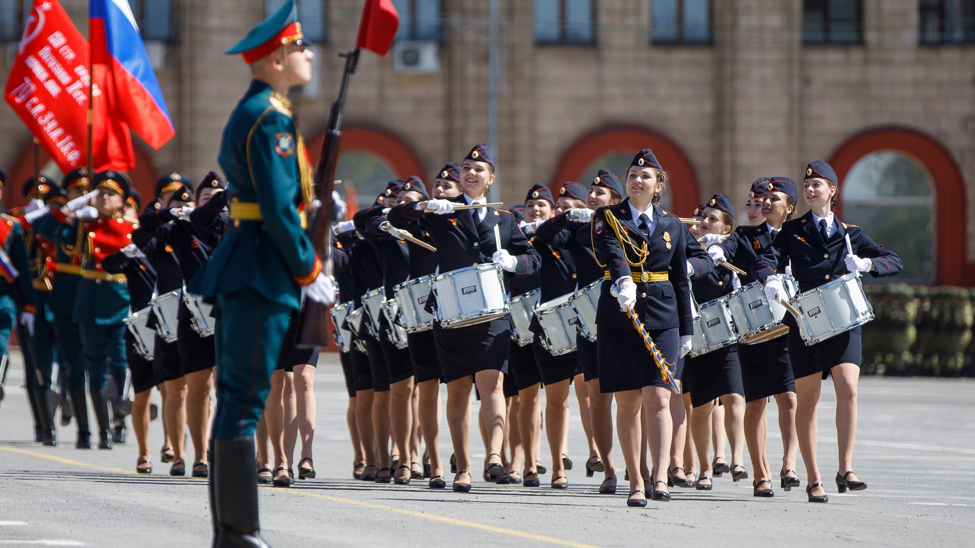 Парад 9 мая эфир. Девушки на параде. Девушки на параде 9 мая. Российская армия парад. Девушки на параде Победы 2022.