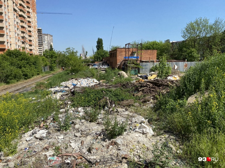Вдоль Стахановской — кучи строительного мусора