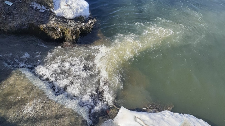 «А запах!»: челябинец обнаружил слив канализации в реку Миасс