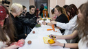 «Вы издеваетесь над нашими исконными традициями!»: новосибирские студенты сделали гробы для мух — НГС посмотрел на странное действо