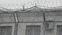 «Открыл окно вилкой»: надзирателя наказали за побег заключенного из изолятора