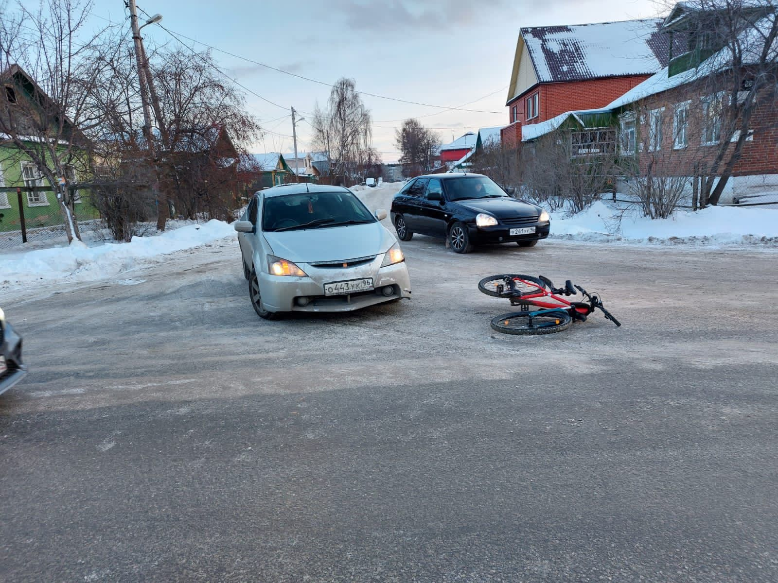 В Екатеринбурге иномарка сбила велосипедиста. Его увезли в больницу