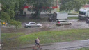 «Троллейбусы встали, машины плывут»: короткий ливень превратил дорогу на Громова в реку — видео потопа
