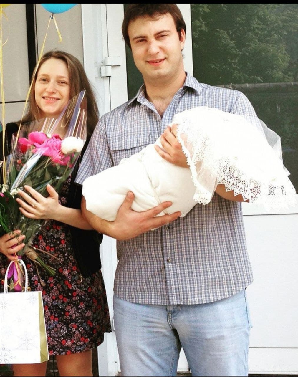 Данил с женой Юлией во время выписки из роддома