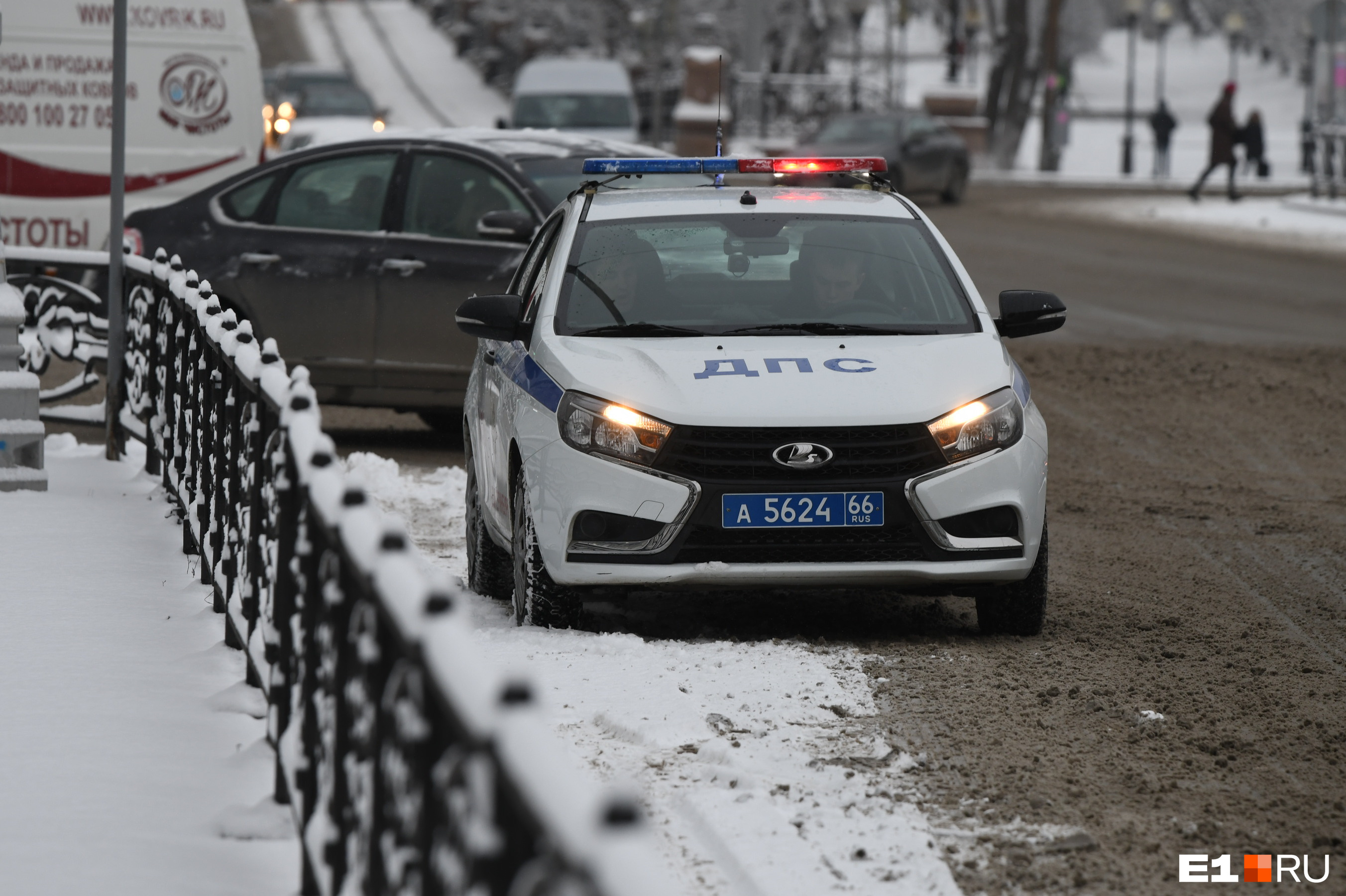 «Разбилось лобовое стекло». В Екатеринбурге сотрудник прокуратуры сбил женщину на пешеходном переходе