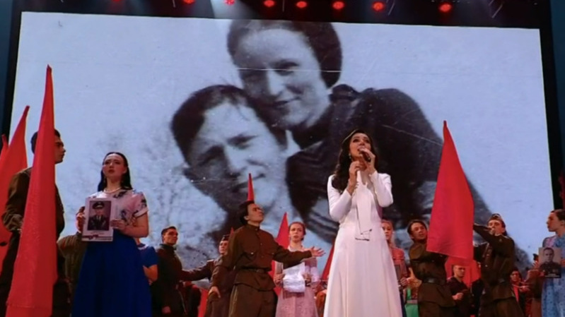 На концерте на Первом канале в военной фотохронике показали фото Бонни и Клайда
