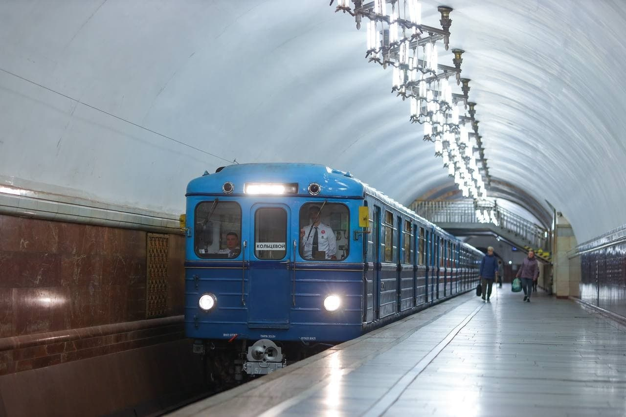 ретро поезд в метро