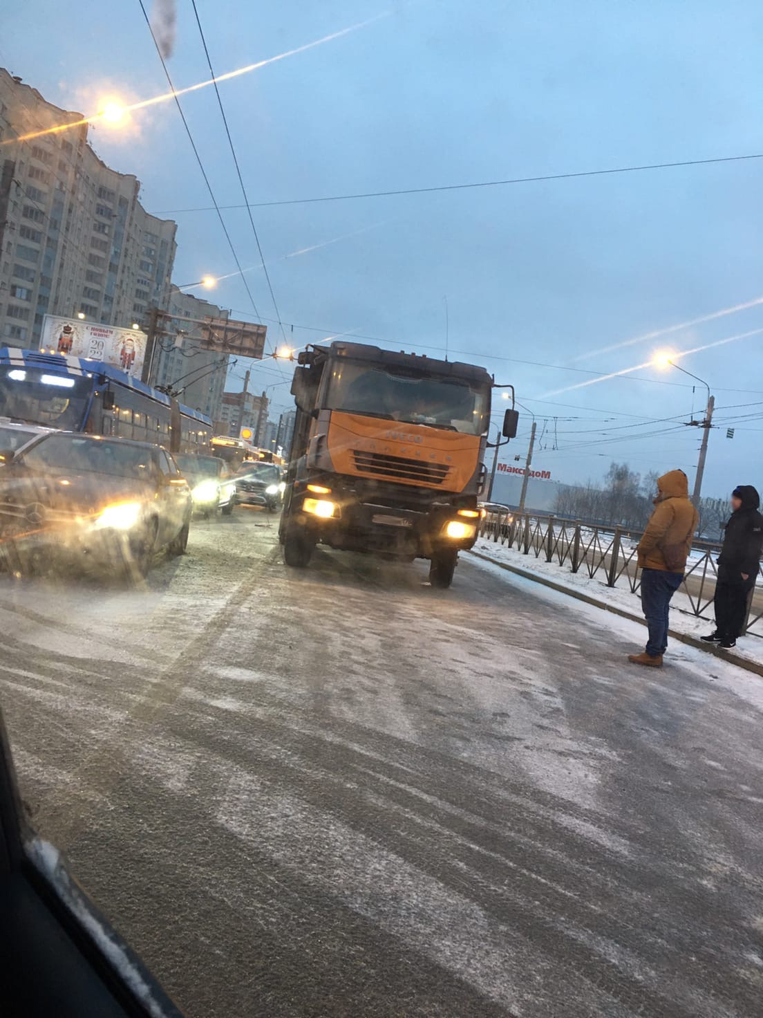 Дороги Петербурга недолго продержались на 8 баллах, пробки поползли вверх -  23 декабря 2021 - ФОНТАНКА.ру