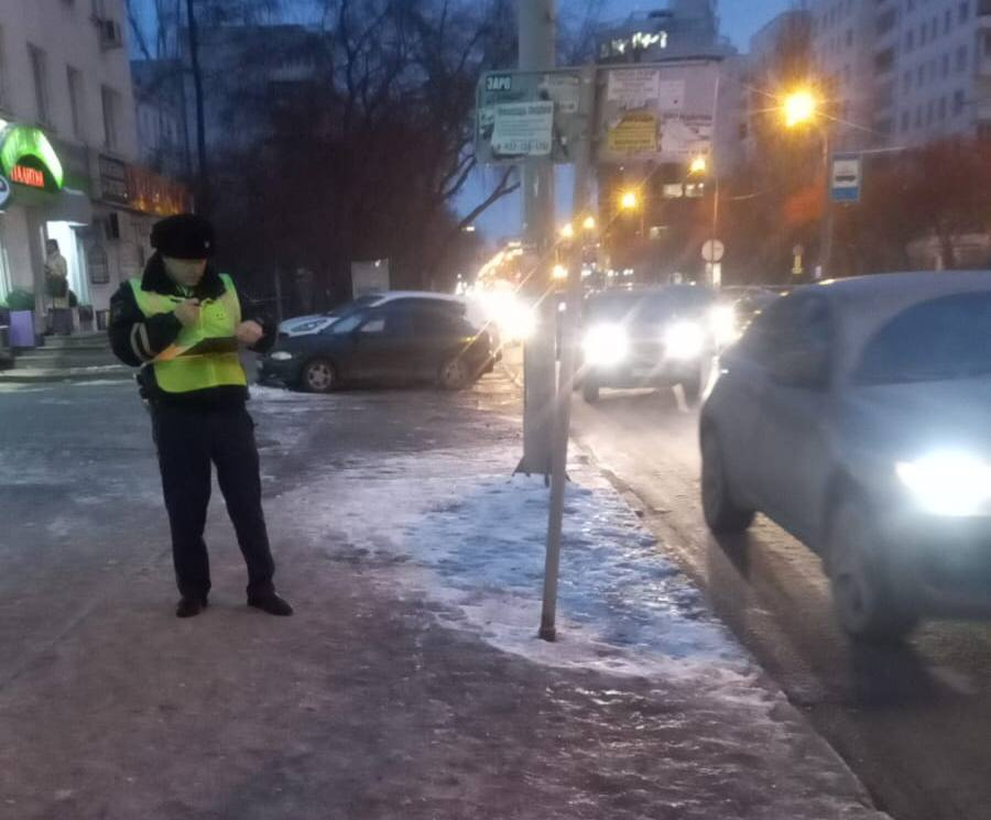 В Екатеринбурге 9-летний мальчик выбежал на дорогу на красный и сразу же угодил под машину. Видео