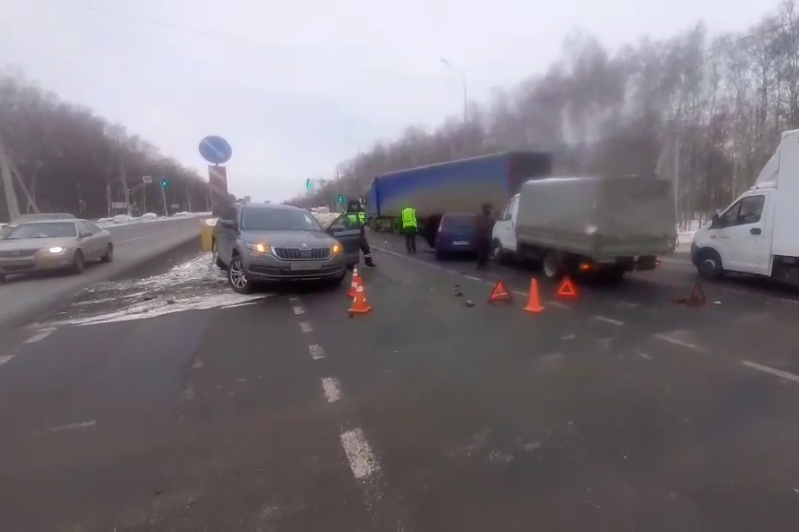 Три машины столкнулись на Московском шоссе, есть пострадавший