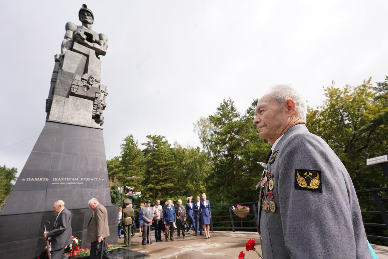 Монумент память шахтерам Кузбасса г Кемерово