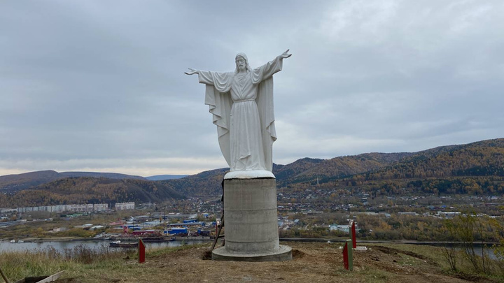 Статуя Христа появилась возле церкви в Академгородке. Теперь это местная достопримечательность