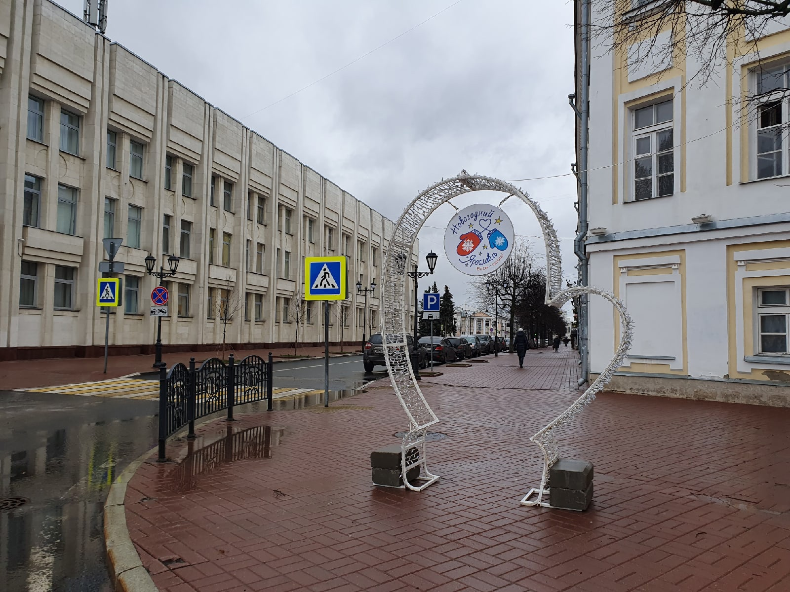 На Советской площади также поставили арку-варежку На Советской площади также поставили арку-варежку